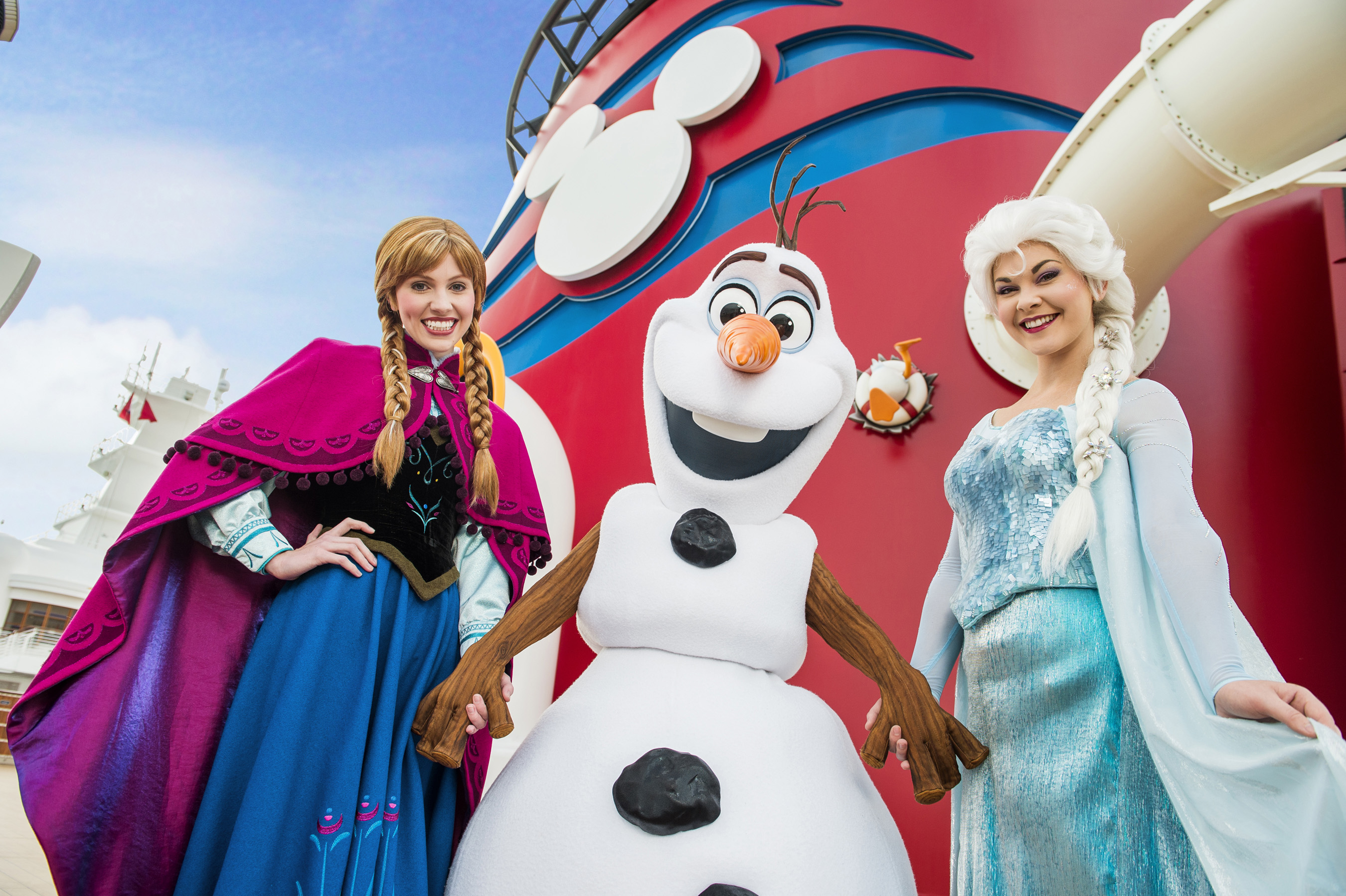 Anna, Elsa & Olaf characters meet on Disney Cruise